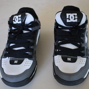 EUC black/white/gray DC Versaflex shoes